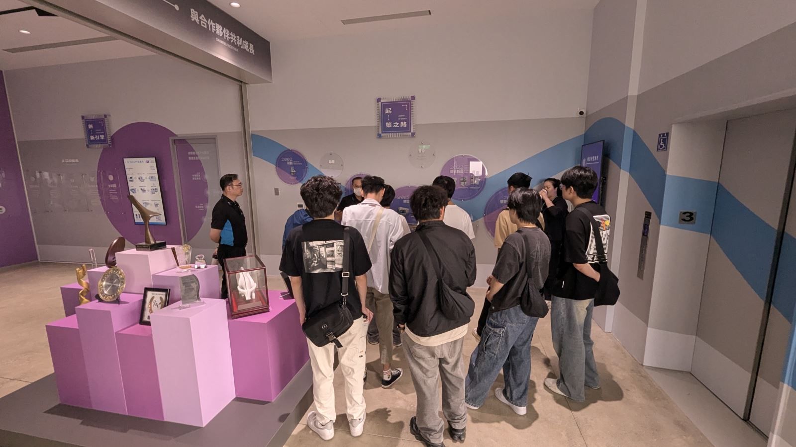 明志科技大學師生參訪聯策科技總部展示空間