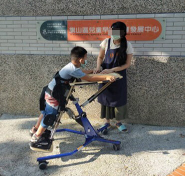 前趴式站立架輔具